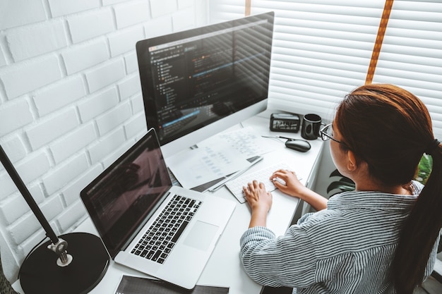 プログラマーの開発開発ウェブサイトのデザインと自宅で働くコーディング技術