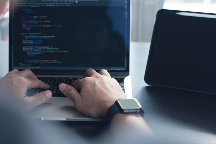 Photo 프로그래머, 소프트웨어 개발자, 노트북 컴퓨터에서 컴퓨터 코드를 코딩하는 디지털 소프트웨어 개발, 웹 사이트 및 모바일 앱 디자인 및 코딩 기술