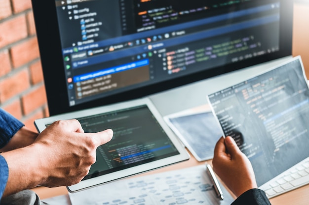 写真 プログラマーの開発チーム開発ウェブサイトのデザインとソフトウェア会社のオフィスで働くコーディング技術