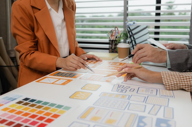 开发团队正在咨询网站的设计 UX UI 他们正在研究UX UI的项目 UX UI的界面创新开发团队正在讨论他们的项目
