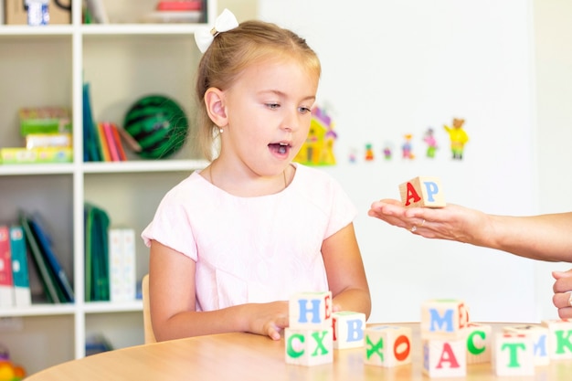 女児との発達および言語療法のクラス