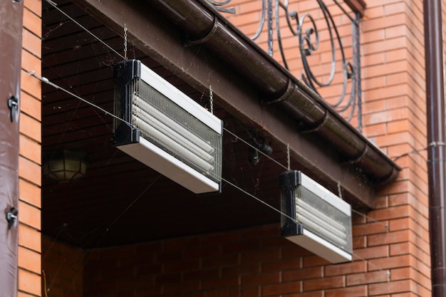 A device for the destruction of insects by electricity on the veranda