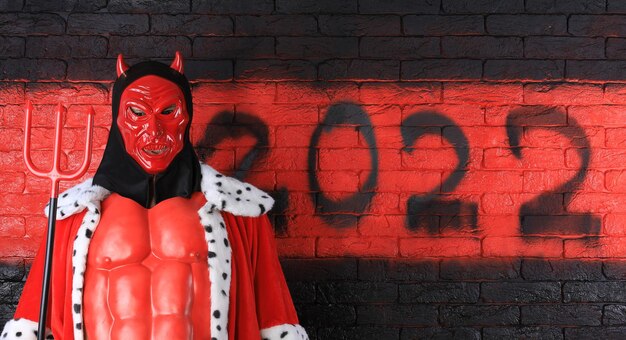 Photo devil black numbers 2022 on a red brick wall