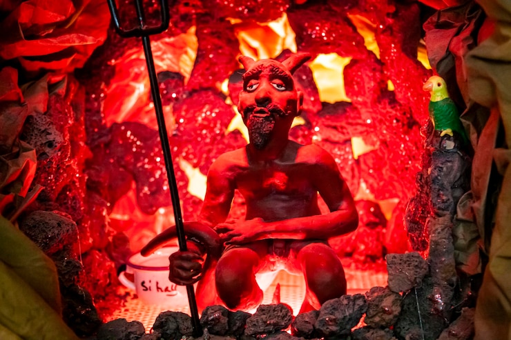 Photo イエス の 誕生 の 場面 の 洞窟 の 一つ に いる 悪魔