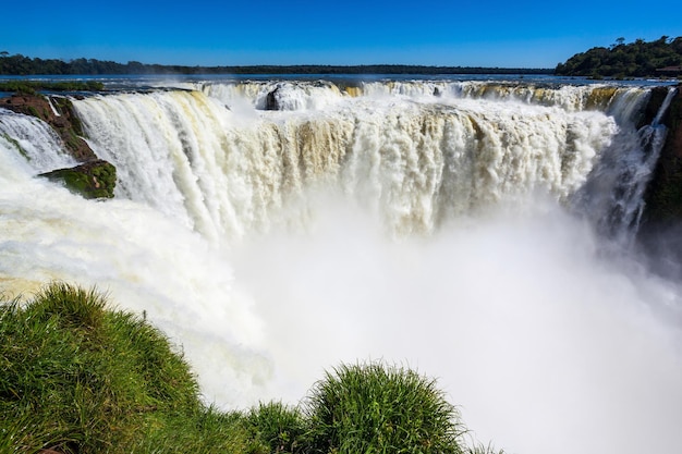 Devil's Throat (Garganta del Diablo) is de grootste van de Iguazu-watervallen