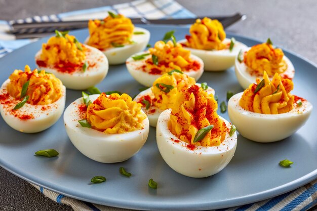 Deviled Eggs bestrooid met paprika