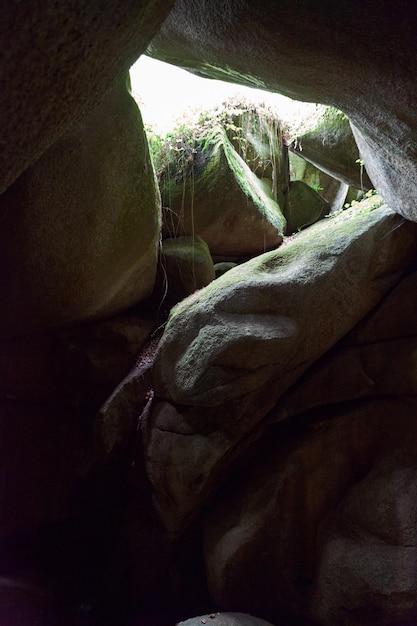 Foto la grotta dei diavoli nella foresta di huelgoat