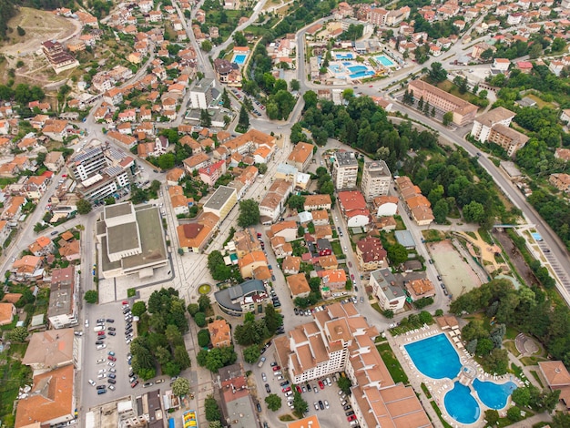 Devin Bulgarije Luchtfoto naar de kleine stad in de bergen