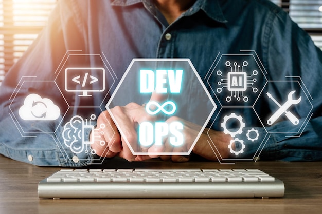 DevOps concept Man hand aanraken DevOps icoon op VR scherm op het bureau Methodologie ontwikkeling operaties agile programmering technologie concept