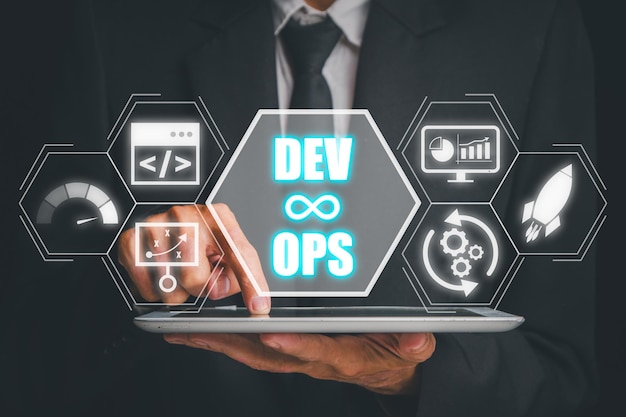 DevOps-concept Ondernemer die een tablet gebruikt met een devOps-icone op het virtuele scherm Methodologie ontwikkelingsoperaties agile programmeertechnologieconcept