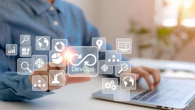 Photo devops 軟件開發和 it 運營工程師在敏捷的方法學環境中工作,在電腦螢幕上有 devops 圖標的概念和項目經理編碼員或系統管理員