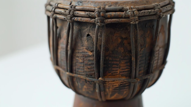 Deze afbeelding toont een prachtige handgemaakte houten trommel met ingewikkelde beeldhouwwerken en een natuurlijk geitenvelhoofd