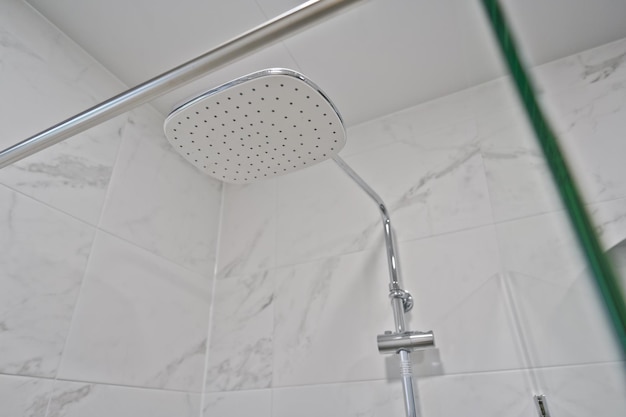 Deze douchekop laat het water van boven je hoofd druppelen