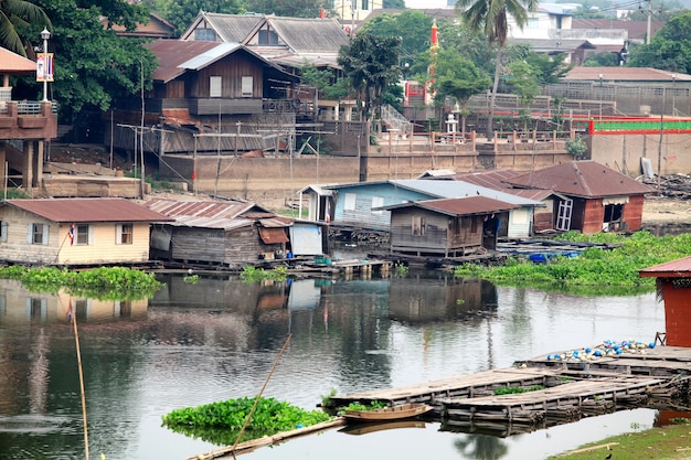 Deze foto is een huis aan de rivier.