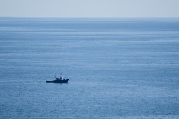 Dezelfde boot die in de kalme blauwe zee vaart.