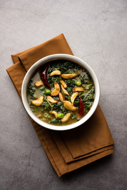 Dhaba Style Lasuni of Lasooni Methi fry sabzi gemaakt met verse fenegriek bladeren ui en knoflook gemengd met Indiase kruiden geserveerd in een kom