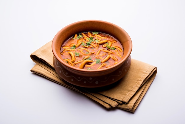 Стиль Дхаба Сев бхаджи, сабзи, карри, приготовленное в томатном карри с гатхией или гантией шев, подается в миске или карахи, выборочный фокус
