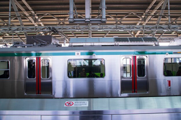 Foto il treno elettrico ad alta velocità mrt mass rapid transit della metropolitana di dhaka sulla piattaforma