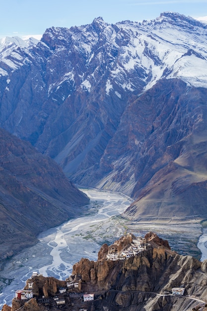 Dhankar klooster gelegen op een klif in de himalaya, india