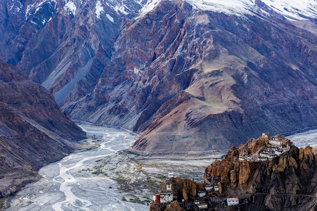 Dhankar-klooster op een klif in de Himalaya, India