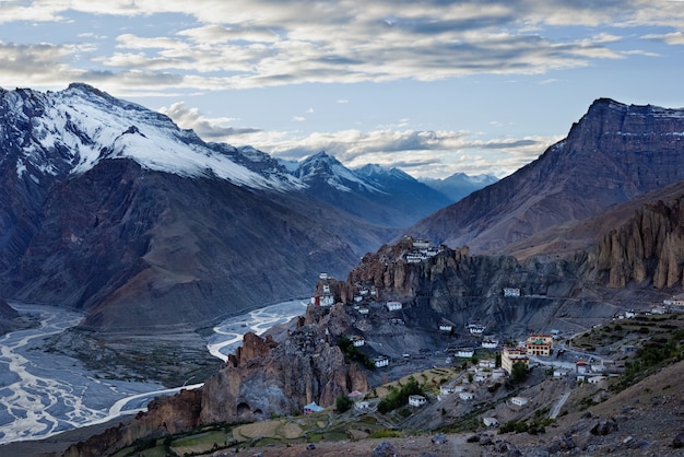 Il monastero di dhankar si è appollaiato su una scogliera in himalaya, india