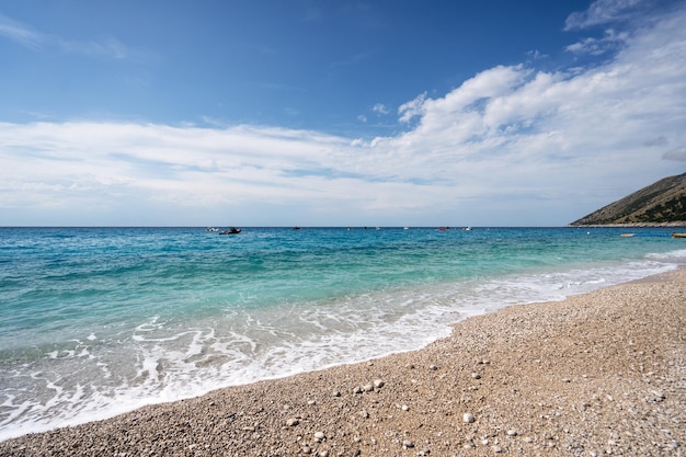 Foto panorama di dhermi sulla spiaggia della costa verde dell'albania