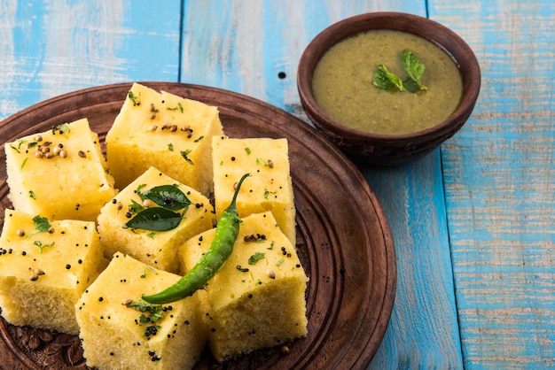 Dhokla is een vegetarische snack of ontbijtproduct uit de Indiase deelstaat Gujarat