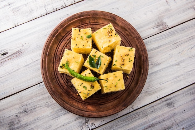 Dhokla is een vegetarische snack of ontbijtproduct uit de Indiase deelstaat Gujarat