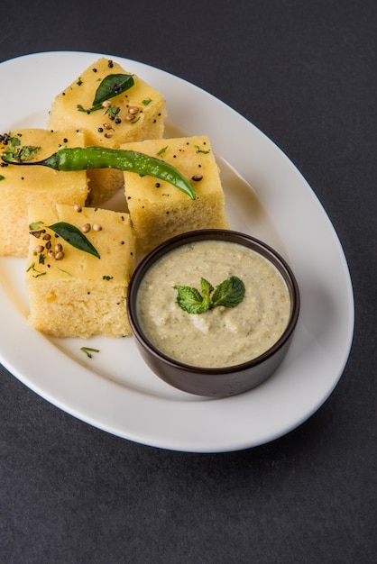 Dhokla is een vegetarische snack of ontbijtproduct uit de indiase deelstaat gujarat