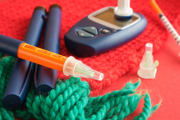 Foto diabete concepta un dispositivo per misurare la glicemia una goccia di carta di sangue e penne a siringa con insulina