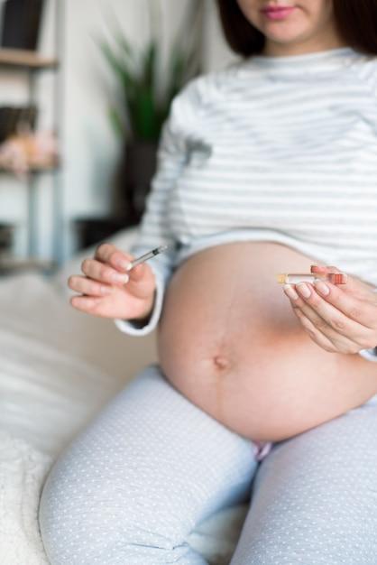 Diabetes of pregnant, insulin pen. pregnant woman with\
syringe.