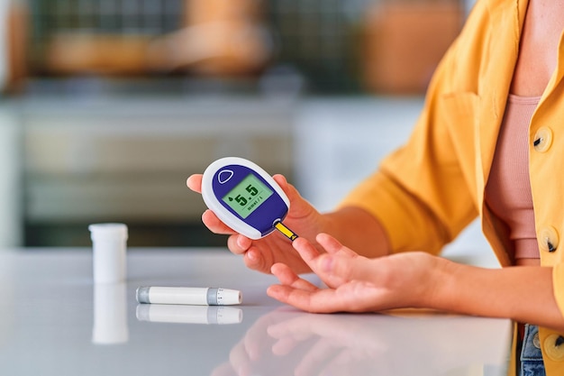 Diabetespatiënt controleert thuis de bloedglucosespiegel