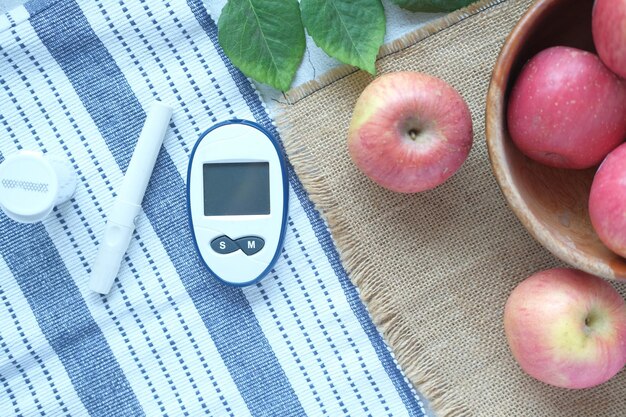 당뇨병 측정 도구와 테이블에 신선한 사과