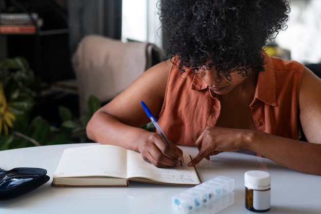 Foto diabetische vrouw controleert haar glucose