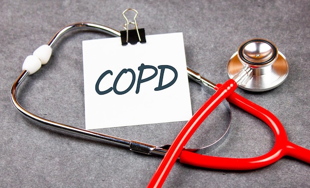 Diagnoseconcept COPD Afkorting COPD op een vel papier naast een stethoscoop COPD-behandeling