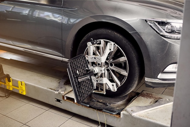 Диагностика и конфигурация коллапсконвергенция оборудования для выравнивания автомобильных колес на стенде в ремонтной станции