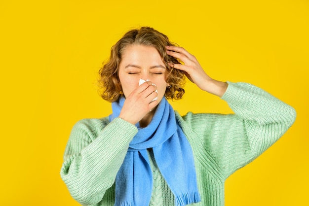 Diagnostiek van sinusitis Ontsteking van de neusbijholten Loopneus Symptomen van verkoudheidsgriep Zieke vrouw snuitneus Chronische sinusitis Besmettelijke luchtwegaandoening Influenza-infectie Behandeling van sinusitis