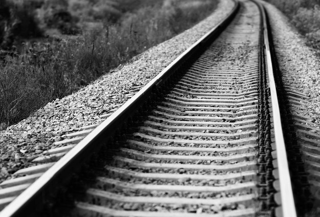 写真 斜めの黒と白の鉄道線路のボケ味の背景
