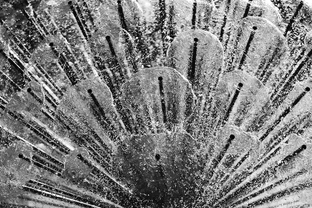 Фото Диагональ черно-белая вода городской фонтан фон hd