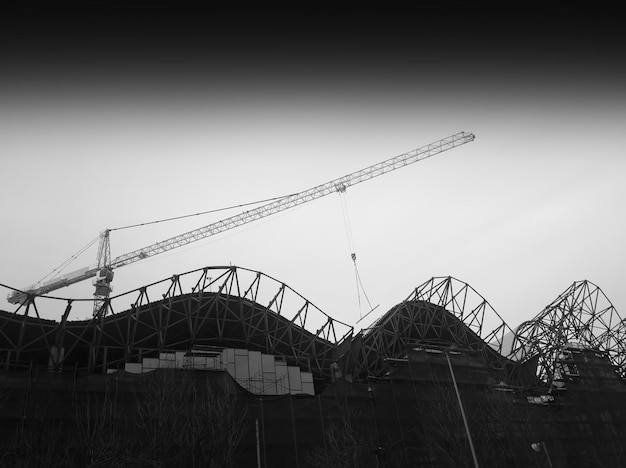 Photo diagonal black and white construction crane city background hd