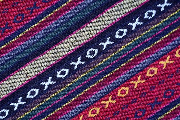 カラフルなタイ北部地域の織物の対角線パターンとテクスチャ