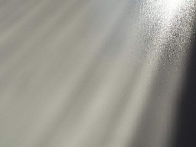 Foto diagonale lichtstralen op een grijze achtergrond wazig abstract achtergrondlichteffect en lekken zijoppervlakverlichting parallelle divergerende en asymmetrische lijnen lichtstrepen onder een hoek