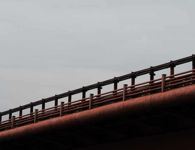 Foto diagonale onderste uitgelijnd cyberpunk brug achtergrond