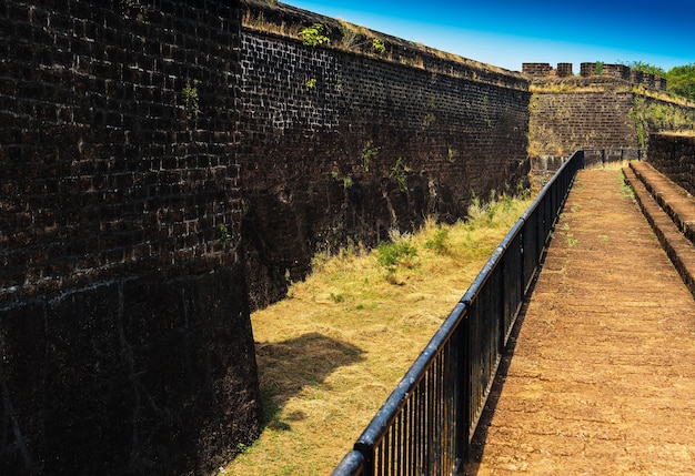 Diagonale oude Indiase kasteel muur achtergrond