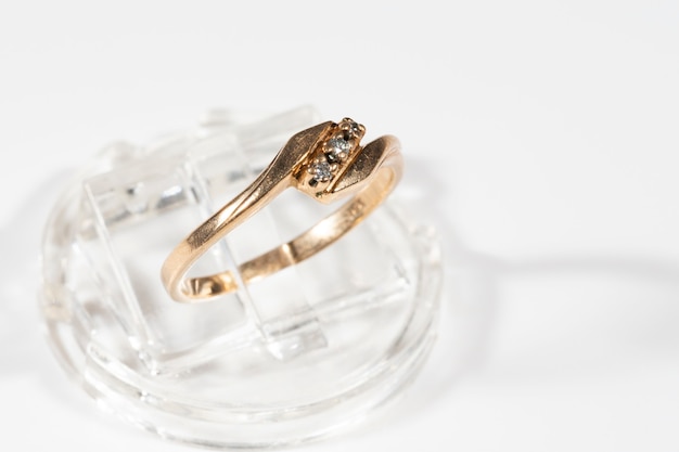 Diamanten ring. diamantring op witte achtergrond. ring met drie diamanten. gouden trouwringen. geel goud.