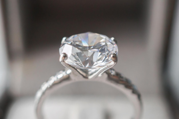 Diamanten ring in sieraden geschenkdoos close-up achtergrond
