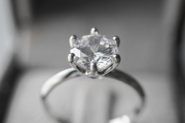 Diamanten ring in sieraden geschenkdoos close-up achtergrond