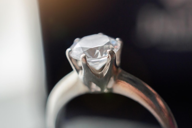 Diamanten ring in sieraden geschenkdoos close-up achtergrond