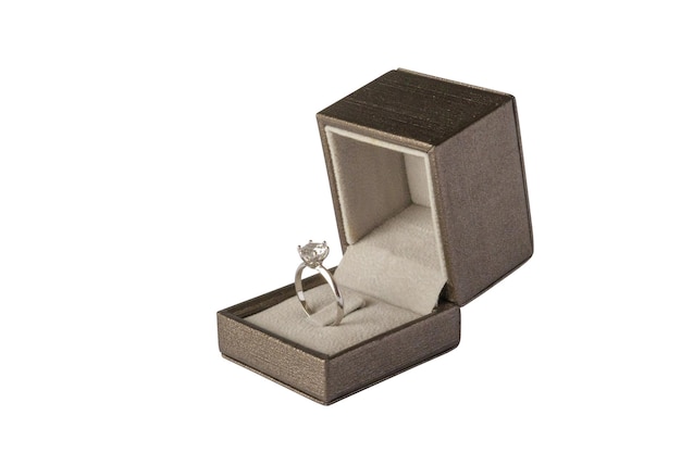 Diamanten ring in sieraden geschenkdoos geïsoleerd op witte achtergrond