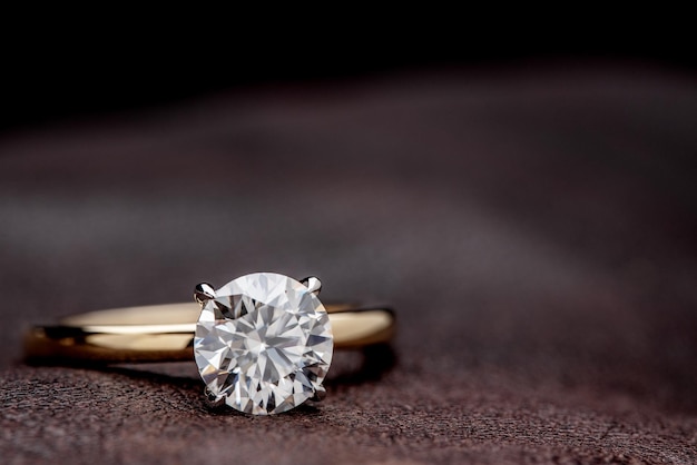 Diamanten ring op het luxe leer